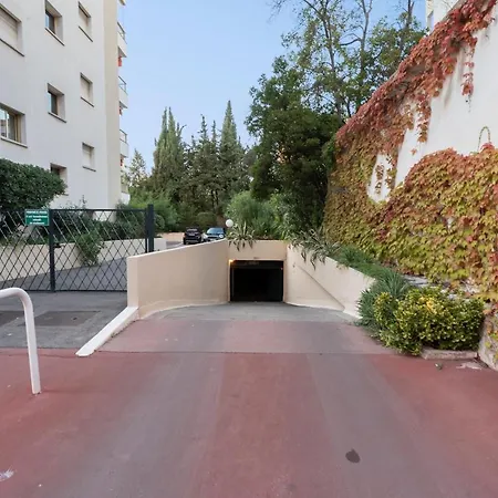 2 Pieces Au Calme Proche Martinez Avec Parking Prive *