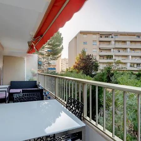 Apartment 2 Pieces Au Calme Proche Martinez Avec Parking Prive Cannes