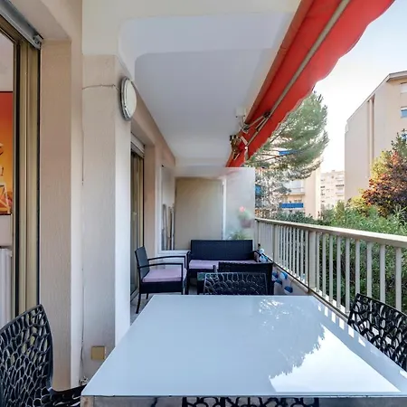 2 Pieces Au Calme Proche Martinez Avec Parking Prive *