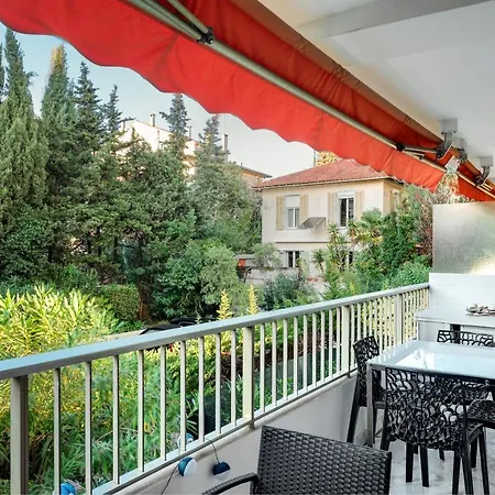 2 Pieces Au Calme Proche Martinez Avec Parking Prive Cannes