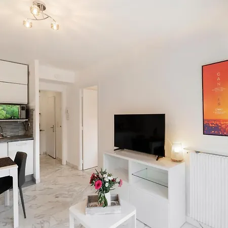 2 Pieces Au Calme Proche Martinez Avec Parking Prive Apartment Cannes